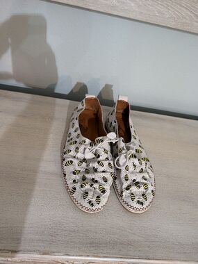 Women’s White Bee-Print Lace-Up Flats with Decorative Stitching